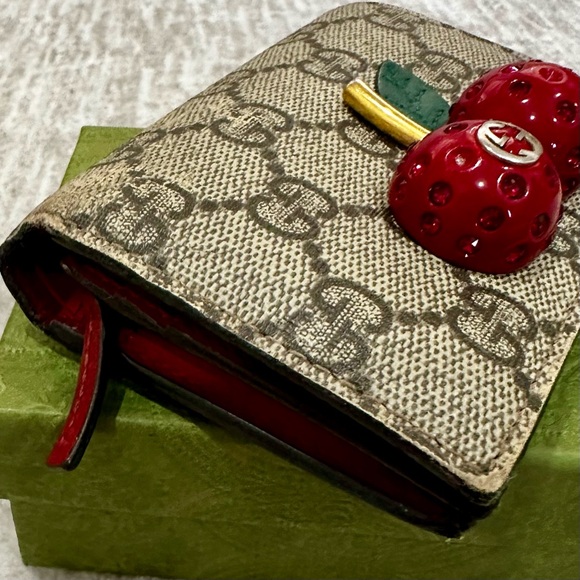 ✨💎GUCCI💎✨ Rare GG Supreme Canvas Cherry Wallet with Box - Picture 11 of 13